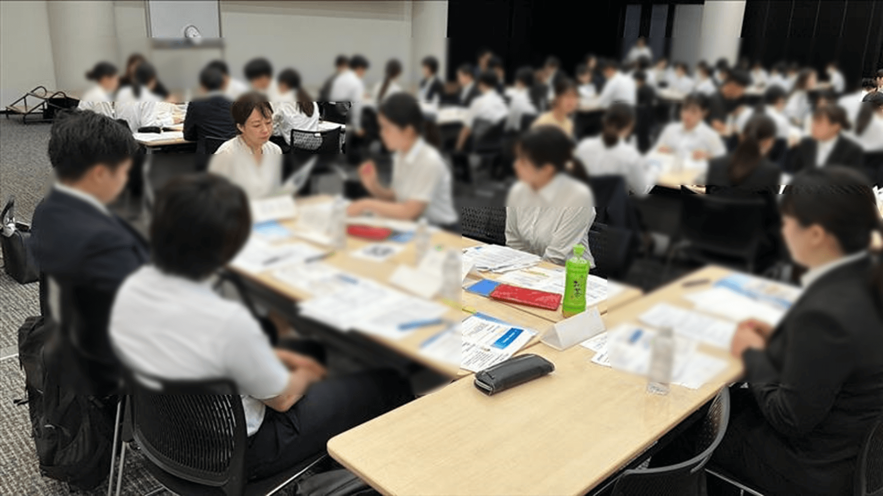 CRA役の学生さんが医師役の社員に問い合わせを行うロールプレイの様子
